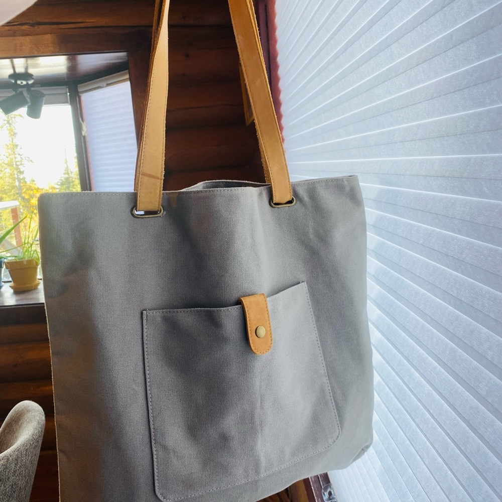 Hearth and home canvas bag. EXCELLENT condition, never worn.